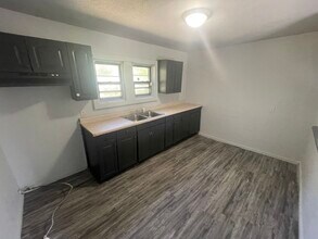 102 Elmwood Ave in Danville, IL - Building Photo - Building Photo