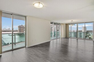 1500 Bay Rd, Unit M-1620 in Miami Beach, FL - Building Photo - Building Photo