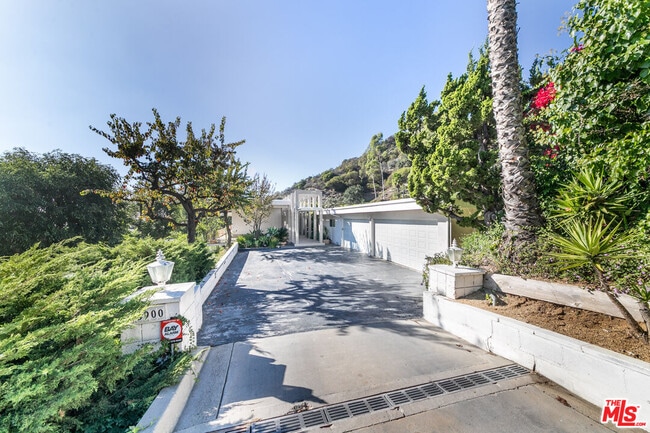 8900 Alto Cedro Dr in Beverly Hills, CA - Building Photo - Building Photo