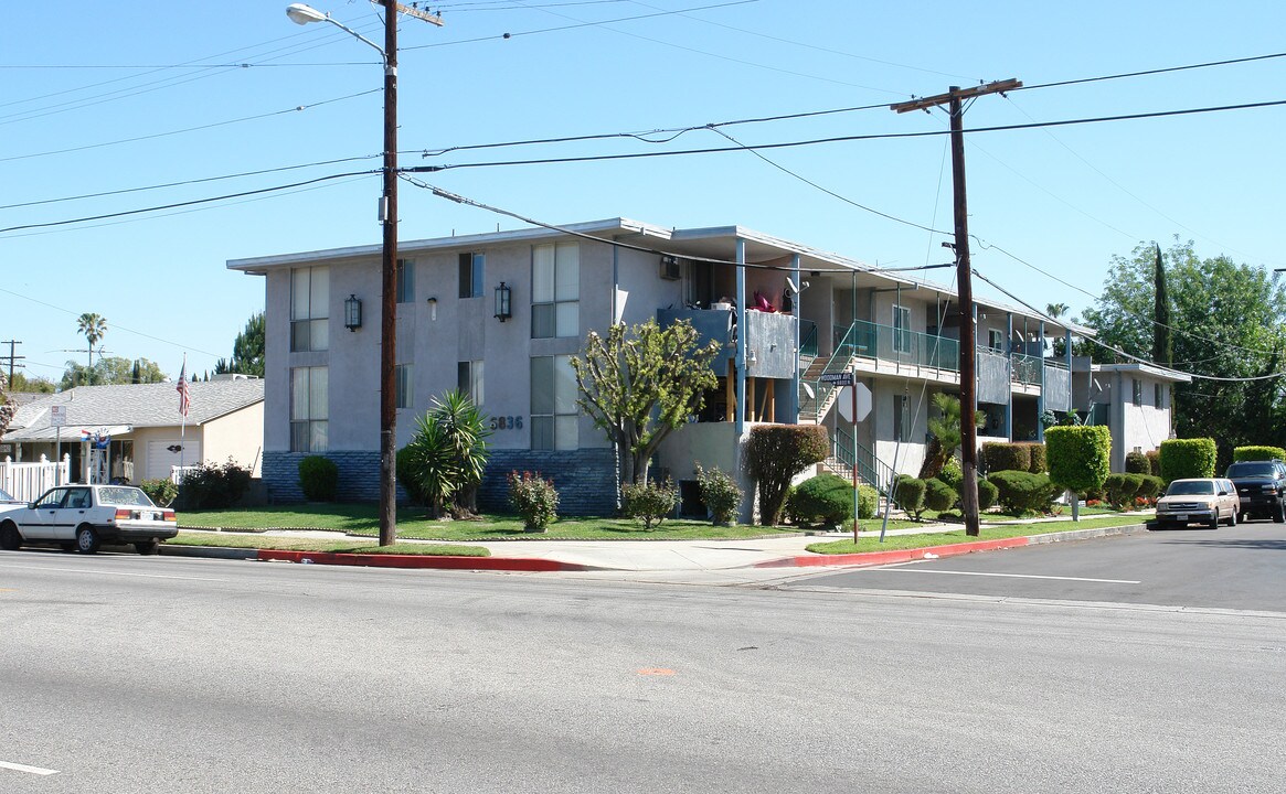 6836 Woodman Ave in Van Nuys, CA - Building Photo