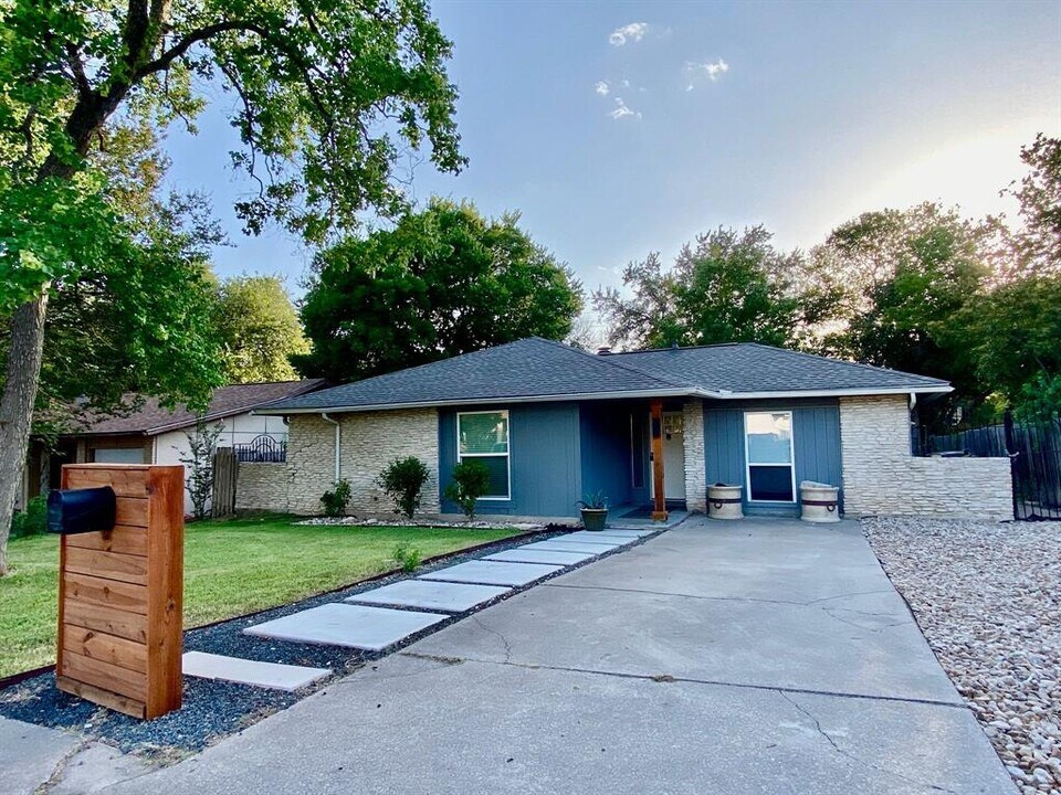7302 Shadywood Dr in Austin, TX - Building Photo