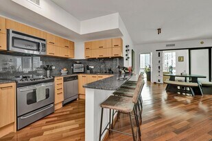 350 S Miami Ave in Miami, FL - Building Photo