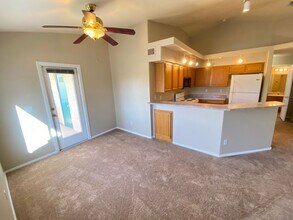 384 Sunward Dr in Henderson, NV - Building Photo - Building Photo