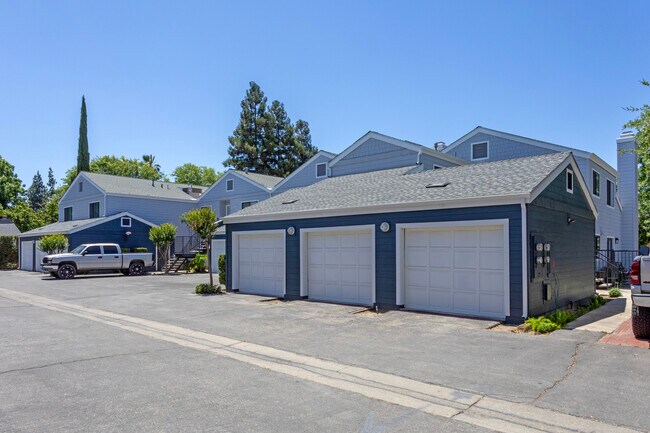 Lakeside Condominiums in Fresno, CA - Building Photo - Building Photo