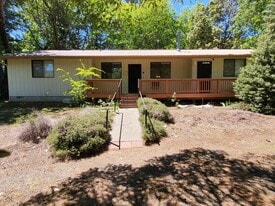 407 W River St in Cave Junction, OR - Building Photo