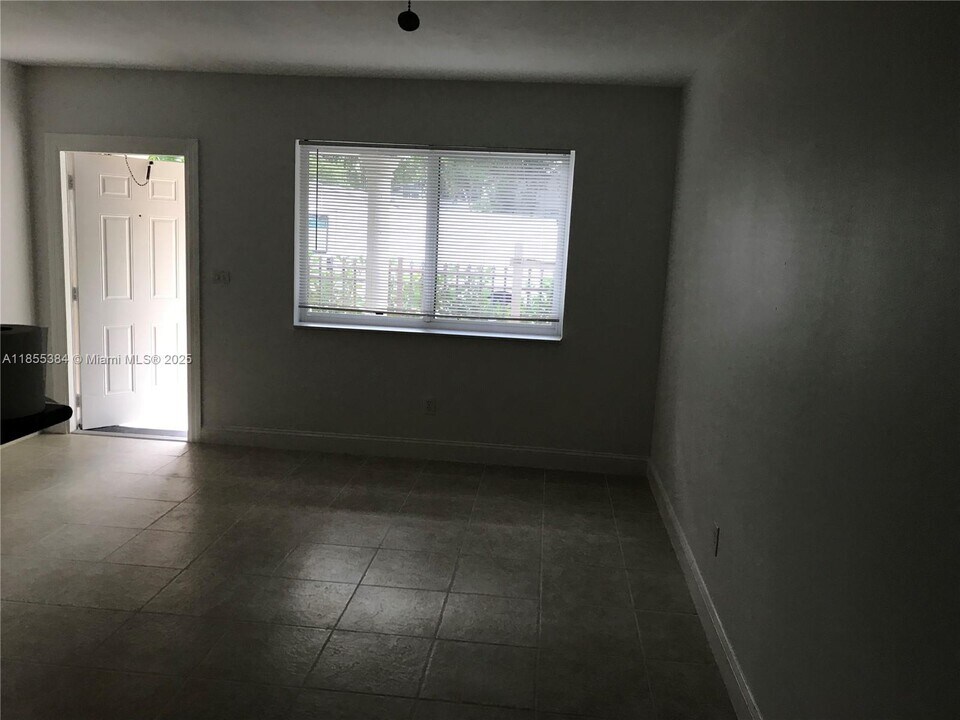 757 NE 127th St in North Miami, FL - Building Photo