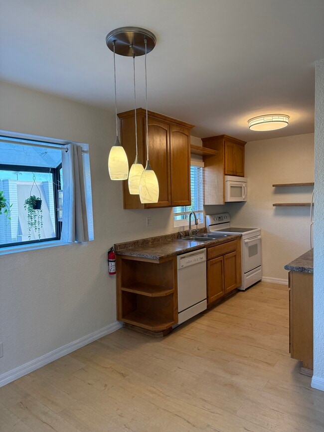3142 Midway Dr in San Diego, CA - Building Photo - Building Photo