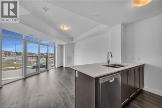 10 Mallard Trl in Hamilton, ON - Building Photo - Building Photo