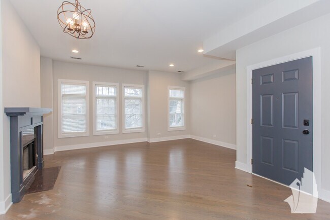 2714 N Wayne Ave, Unit 2 in Chicago, IL - Building Photo - Building Photo