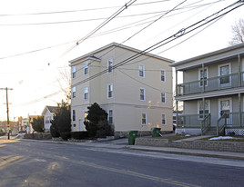 10 W Hartford Ave in Uxbridge, MA - Building Photo