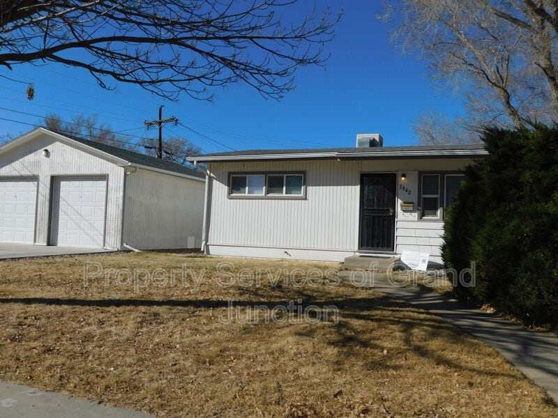 2042 Bunting Ave in Grand Junction, CO - Foto de edificio