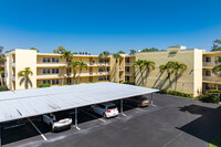 1057 Forest Lakes Dr in Naples, FL - Foto de edificio - Building Photo