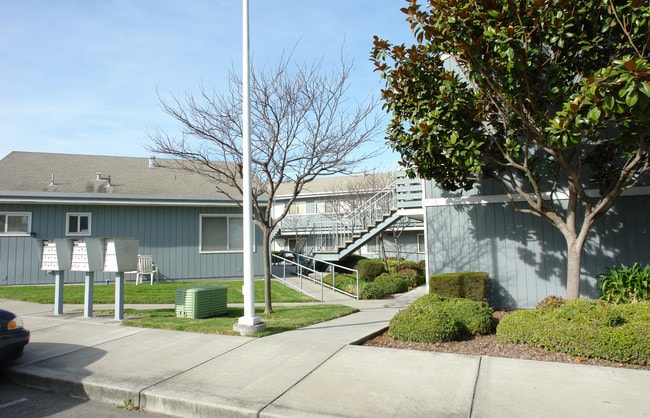 235 Martella St in Salinas, CA - Foto de edificio - Building Photo