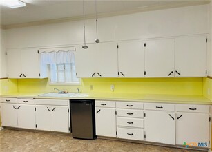 302 W French St in Cuero, TX - Building Photo - Building Photo