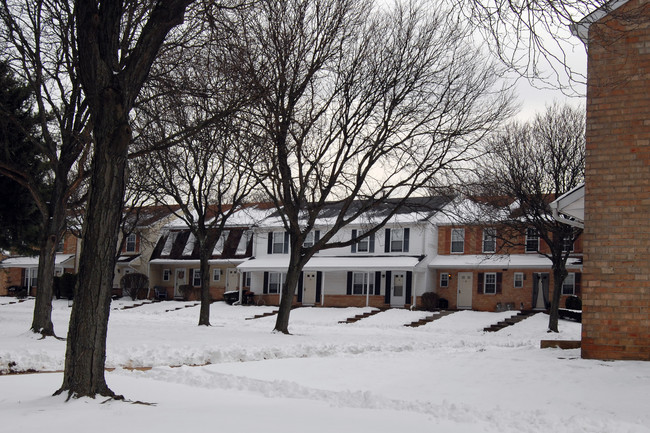 Colonial Square Townhouses in Edison, NJ - Building Photo - Building Photo