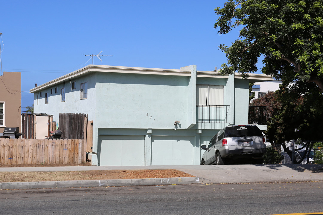 201 S Horne St in Oceanside, CA - Building Photo