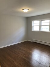 8022 Oriole Ave, Unit 1 floor in Niles, IL - Foto de edificio - Building Photo