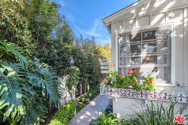 11421 Burnham St in Los Angeles, CA - Building Photo - Building Photo