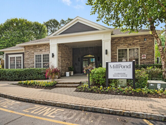 Millpond at Franklin Lakes in Franklin Lakes, NJ - Foto de edificio - Building Photo