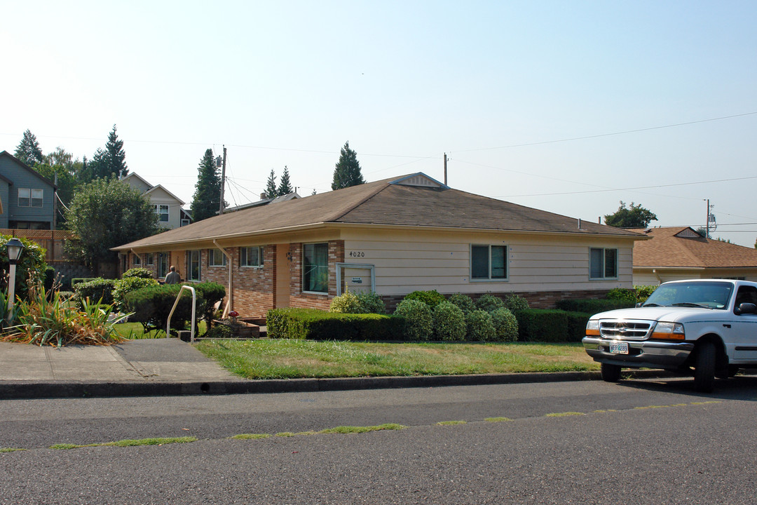 Hollyhurst Apartments in Portland, OR - Building Photo