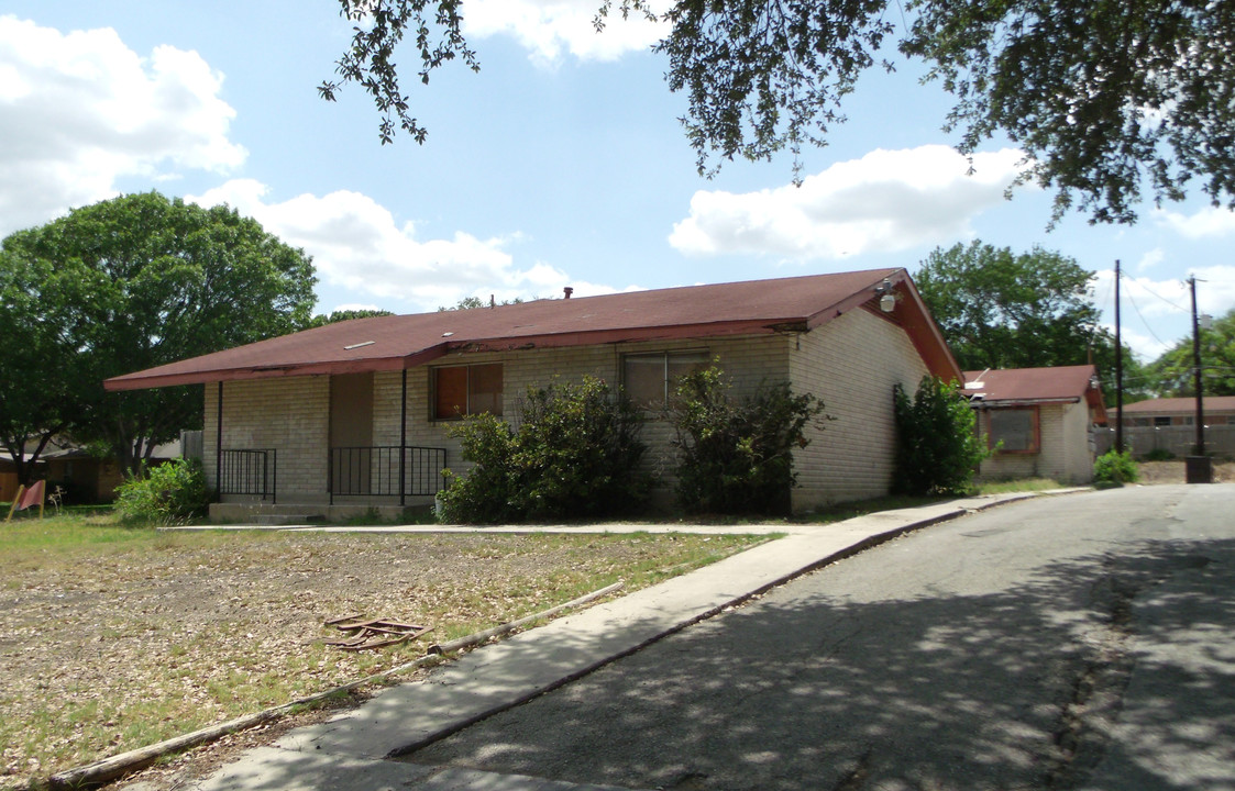 3803 Sherril Brook Rd in San Antonio, TX - Foto de edificio