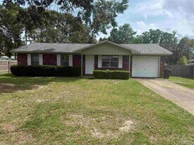 321 Forest Hills Dr in Gonzalez, FL - Building Photo