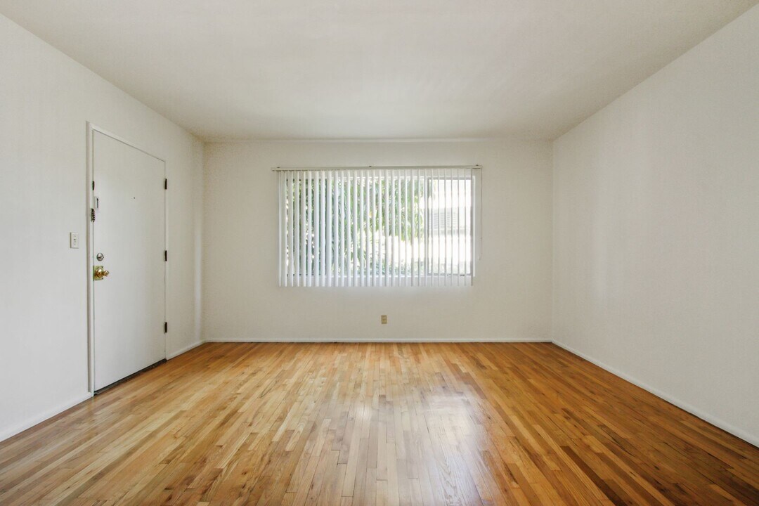 10900 Santa Monica Blvd in Los Angeles, CA - Building Photo