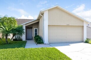 1222 Cressford Pl in Brandon, FL - Building Photo