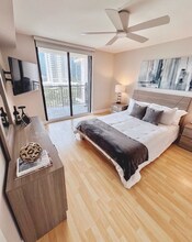 540 Brickell Key Dr in Miami, FL - Foto de edificio - Building Photo