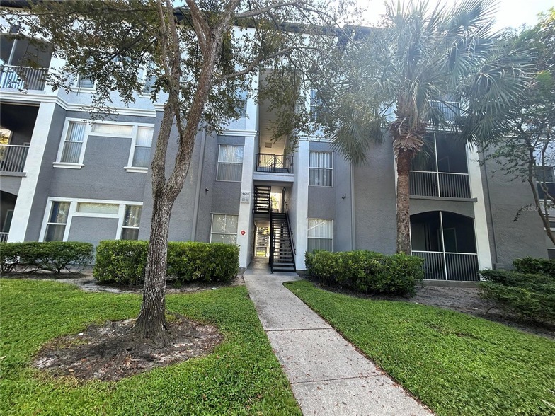 5607 Legacy Crescent Pl, Unit 301 in Riverview, FL - Building Photo