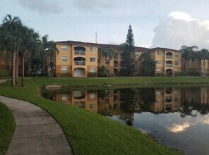 165 NW 96th Terrace in Pembroke Pines, FL - Foto de edificio - Building Photo