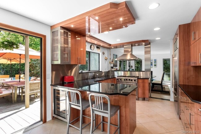 property at 6 Strathmore Ct