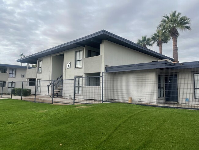 The Vue on Camelback in Phoenix, AZ - Building Photo - Building Photo