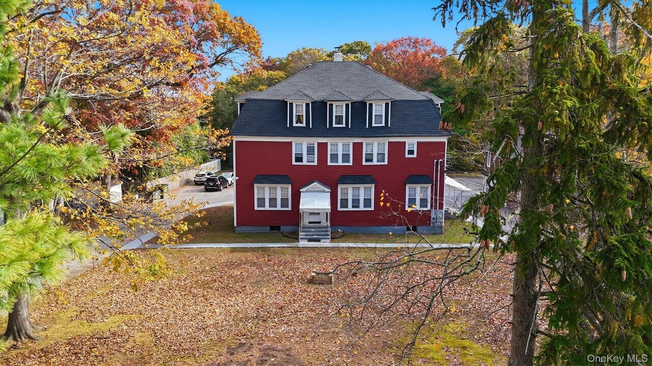 221 Lake Ave S in Nesconset, NY - Building Photo