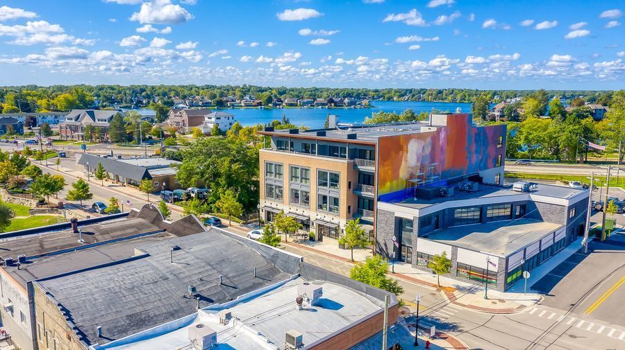 120 South in Lake Orion, MI - Foto de edificio