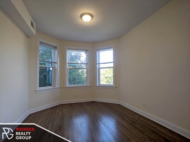 2816 N Troy St, Unit 2F in Chicago, IL - Foto de edificio - Building Photo