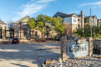 Oaks on the Bend Condominium in Dallas, TX - Building Photo - Building Photo