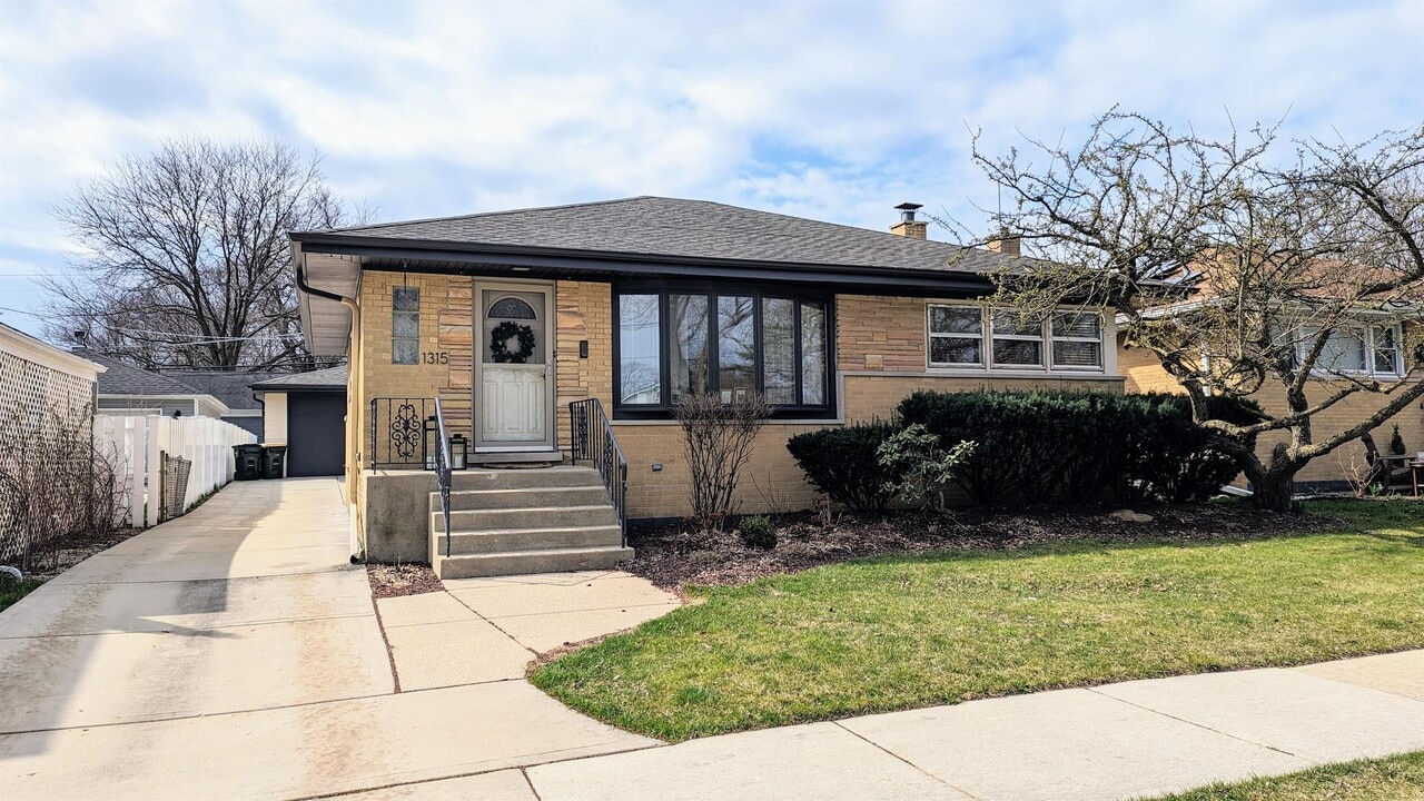 1315 W Oakton St in Arlington Heights, IL - Building Photo