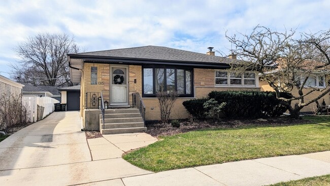 property at 1315 W Oakton St