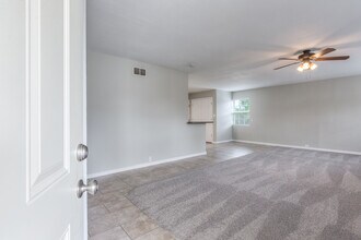 404 S 200th E Ave in Tulsa, OK - Foto de edificio - Building Photo
