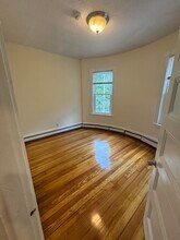 64 Fisher Ave, Unit 3 in Boston, MA - Foto de edificio - Building Photo