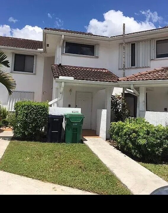 9688 SW 138th Ave in Miami, FL - Foto de edificio
