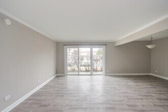 4250 W Lake Ave in Glenview, IL - Building Photo - Building Photo