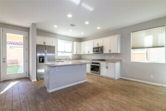 10461 Skye Summit Ave in Las Vegas, NV - Building Photo - Building Photo