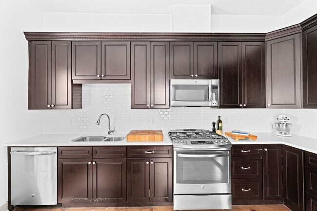 683 E 4th St in Boston, MA - Building Photo - Building Photo