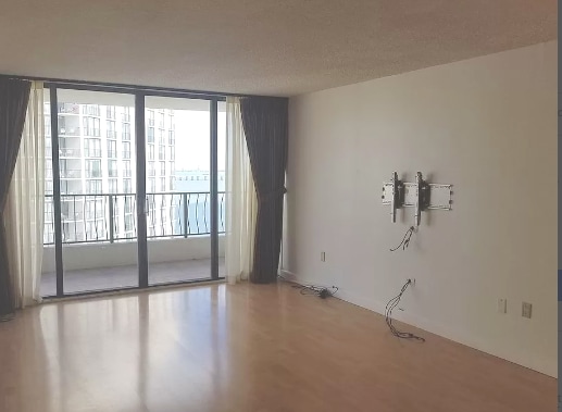 555 NE 15th St in Miami, FL - Foto de edificio - Building Photo