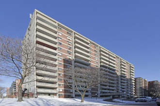 Chateau Doral in Montréal, QC - Building Photo - Building Photo