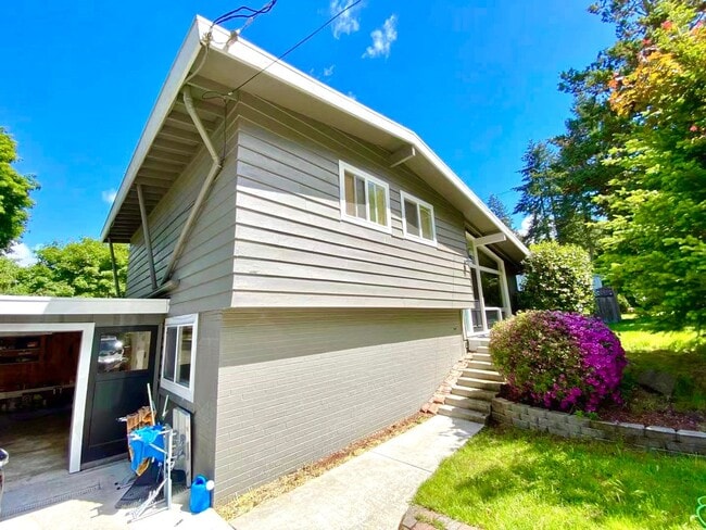 14510 SE 42nd Pl in Bellevue, WA - Building Photo - Building Photo