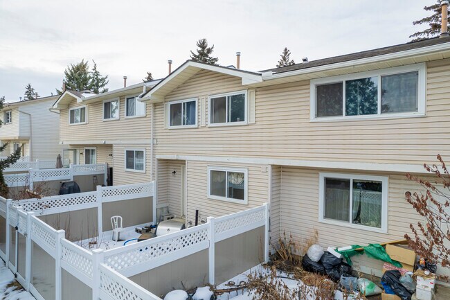 195 Woodmont Terr SW in Calgary, AB - Building Photo - Building Photo