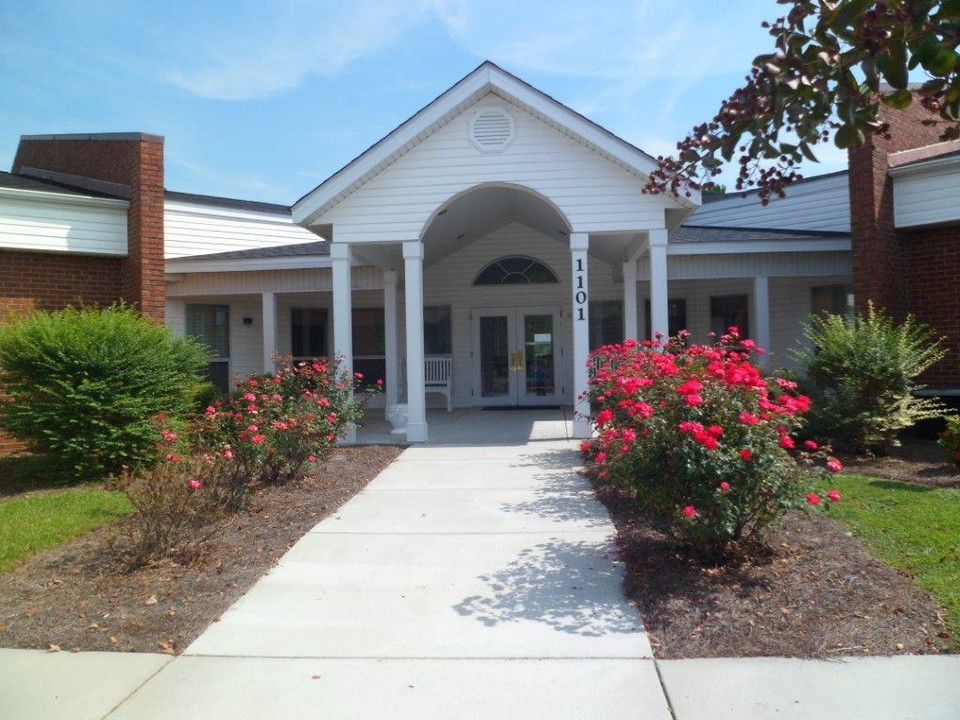 Tilghman Square in Dunn, NC - Building Photo